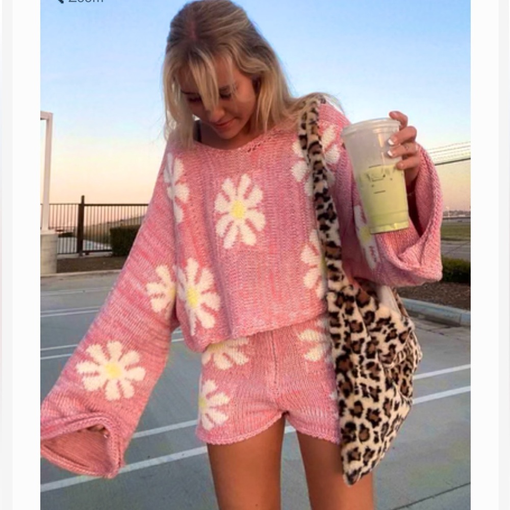 ✨ NWOT In Bloom Pink Daisy Print Sweater Short Set